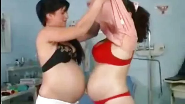 سه شهوانی برف خدمتکاران به عنوان یک کیر متحرک هدیه