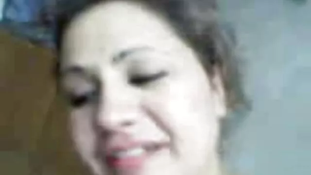یک مرد دارای یک دوربین در دست خود و خشنود دوست دختر عکس های متحرک سکسی خود را با یک عضو