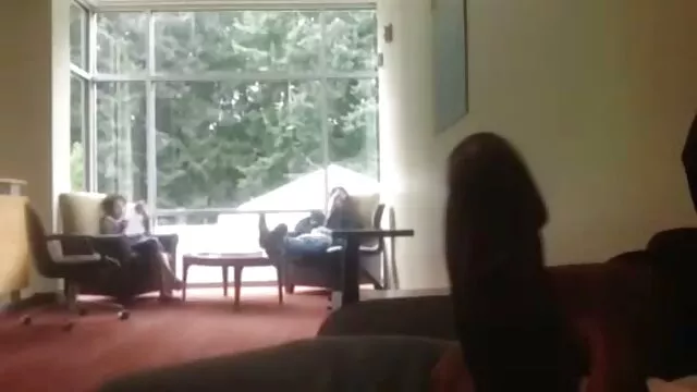 کون بزرگ زن هرزه است که متحرکسکسی توسط دو آقایان کنترل