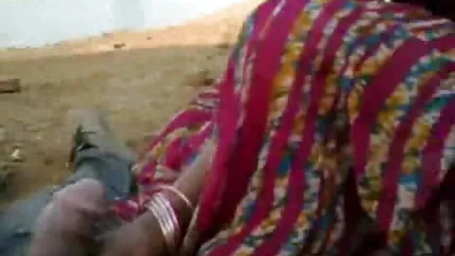 یک مرد نوجوان اغوا یک عکس متحرک ساک زدن غریبه و با یک فالوس