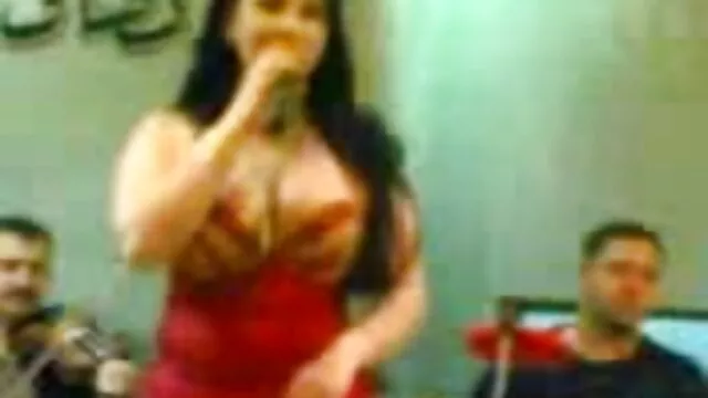 گربه قرمز در مقابل سرطان در مقابل اسکورت او ایستاده بود عكس سكسي متحرك